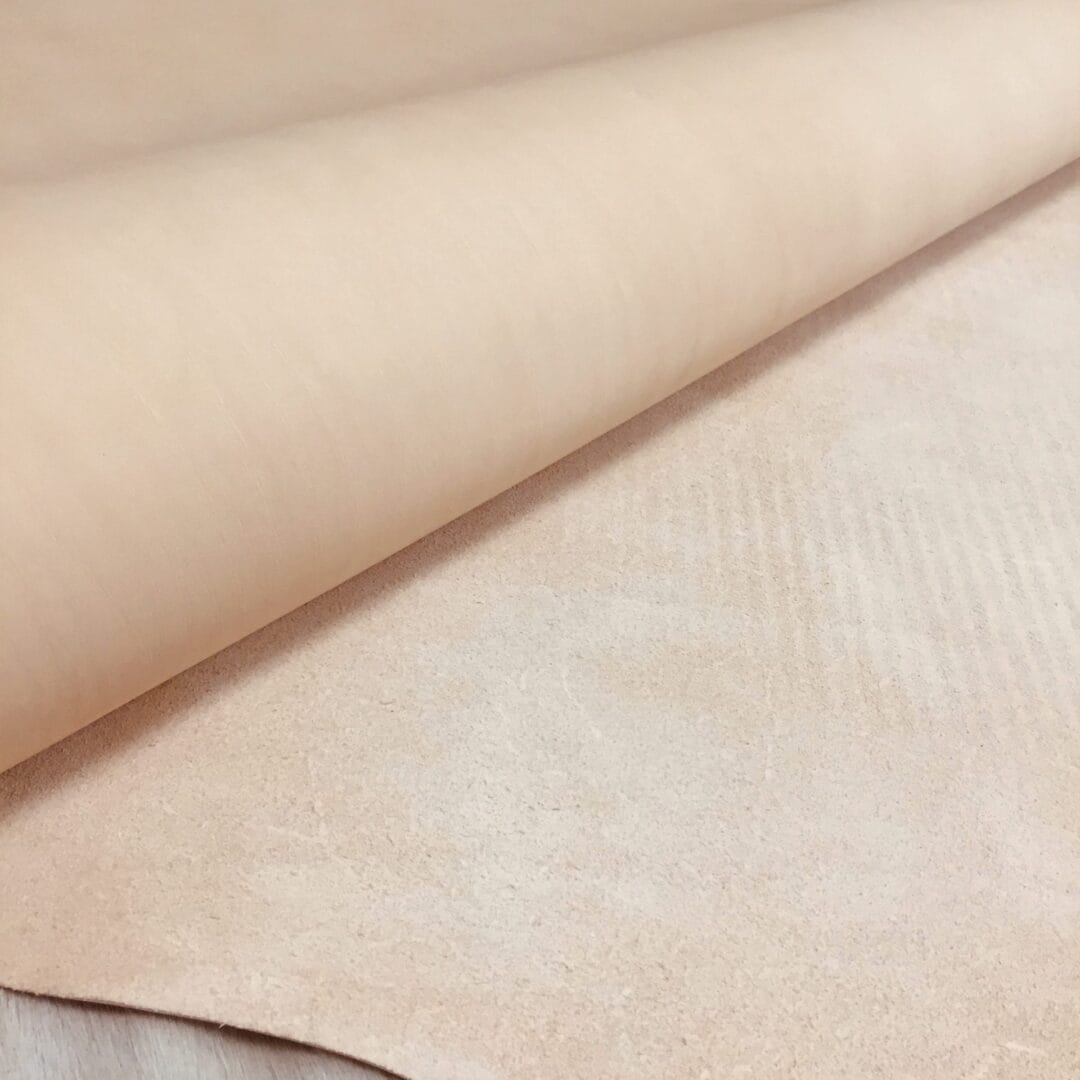 VEG TAN 3-4OZ Tuscany Avetcoinc@ (7) what is veg tan leather Tuscany leather is a 100% organic, soft and sustainable 3/4 oz Veg Tan leather. It is made from plant extracts that undergo sustainable growth, harvest, and processing methods. The leather contains no toxic substances and is metal-free and chrome-free, making it an eco-friendly option. It is a popular choice for footwear, leather goods, saddlery, belts, gloves, and more. Its sustainable nature and eco-friendliness make it an excellent choice for those who prioritize environmentally friendly practices.